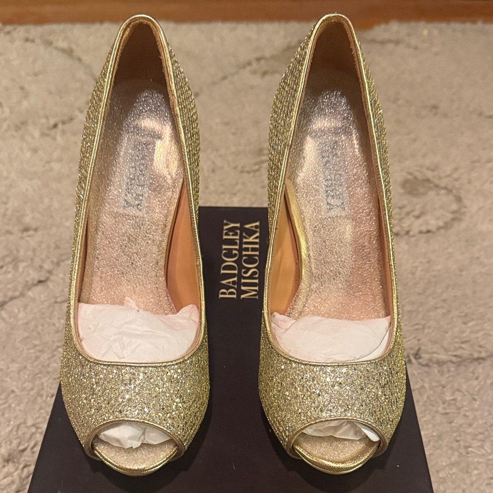 Badgley Mischka Glittering Gold Peep Toe 4 inch heels-New and never worn-